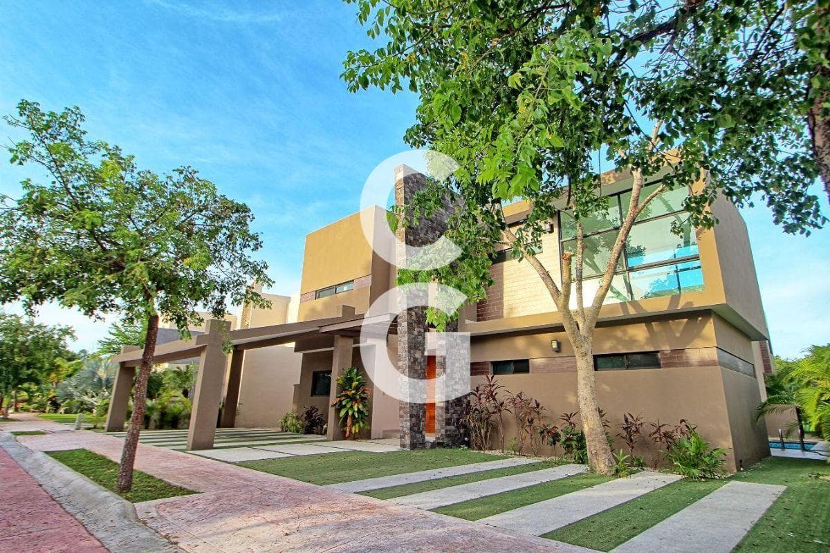 House for Sale and Rent in Cancun in the Lagos del Sol Residential Complex with a Pool