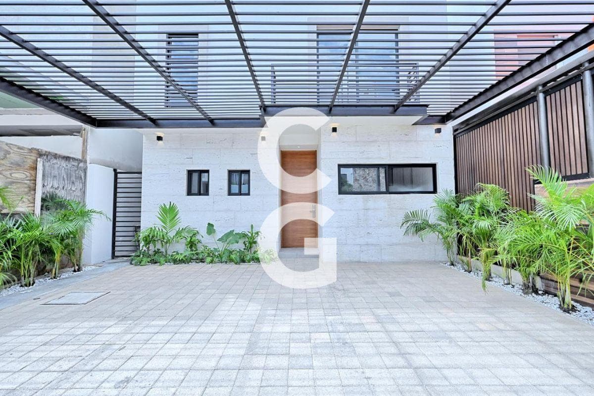 House for Sale in Cancun in the Residencial Cancun Development with a Pool and Family Room
