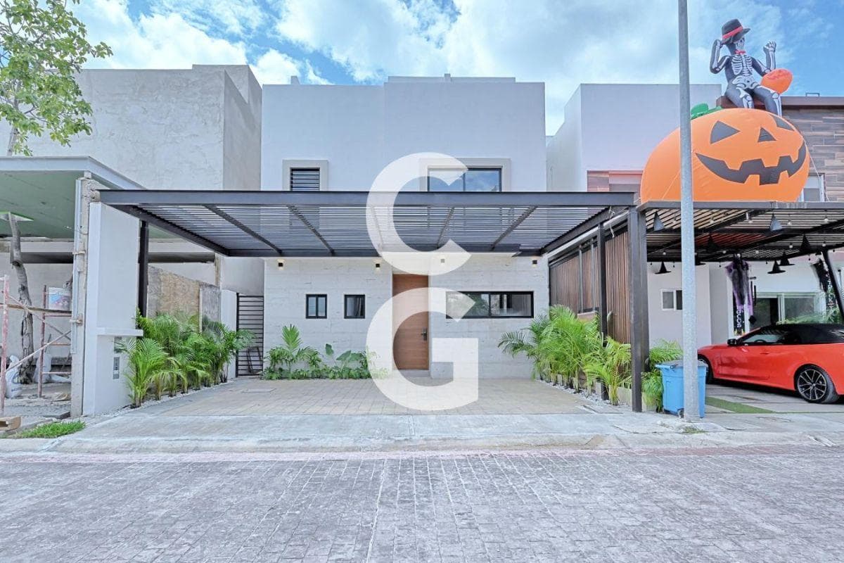 House for Sale in Cancun in the Residencial Cancun Development with a Pool and Family Room