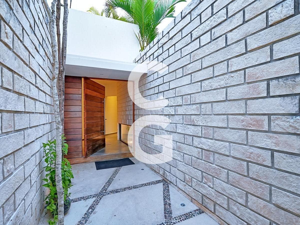 House for Sale in Cancun in the Lagos del Sol Residential Complex with an Upper-Level Terrace