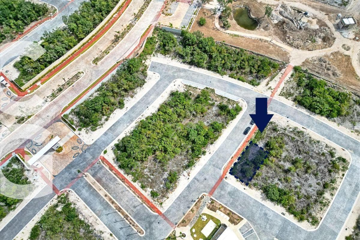 Land for Sale in Cancún in the Lausana Residential Complex, Across from the Clubhouse on a Corner Lot, 226.83 M2