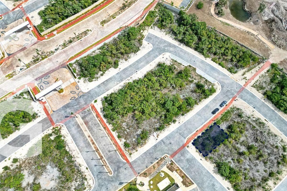 Land for Sale in Cancún in the Lausana Residential Complex, Across from the Clubhouse on a Corner Lot, 226.83 M2