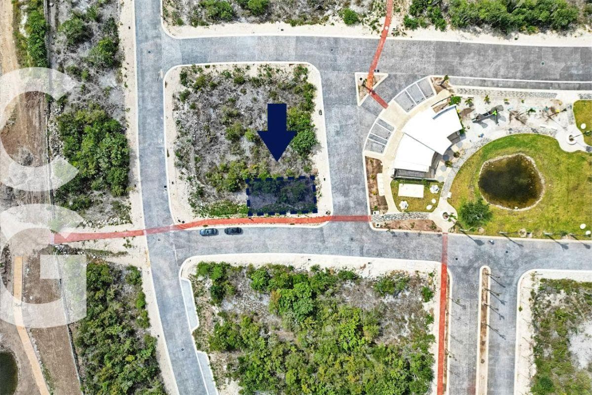 Land for Sale in Cancún in the Lausana Residential Complex, Across from the Clubhouse on a Corner Lot, 226.83 M2