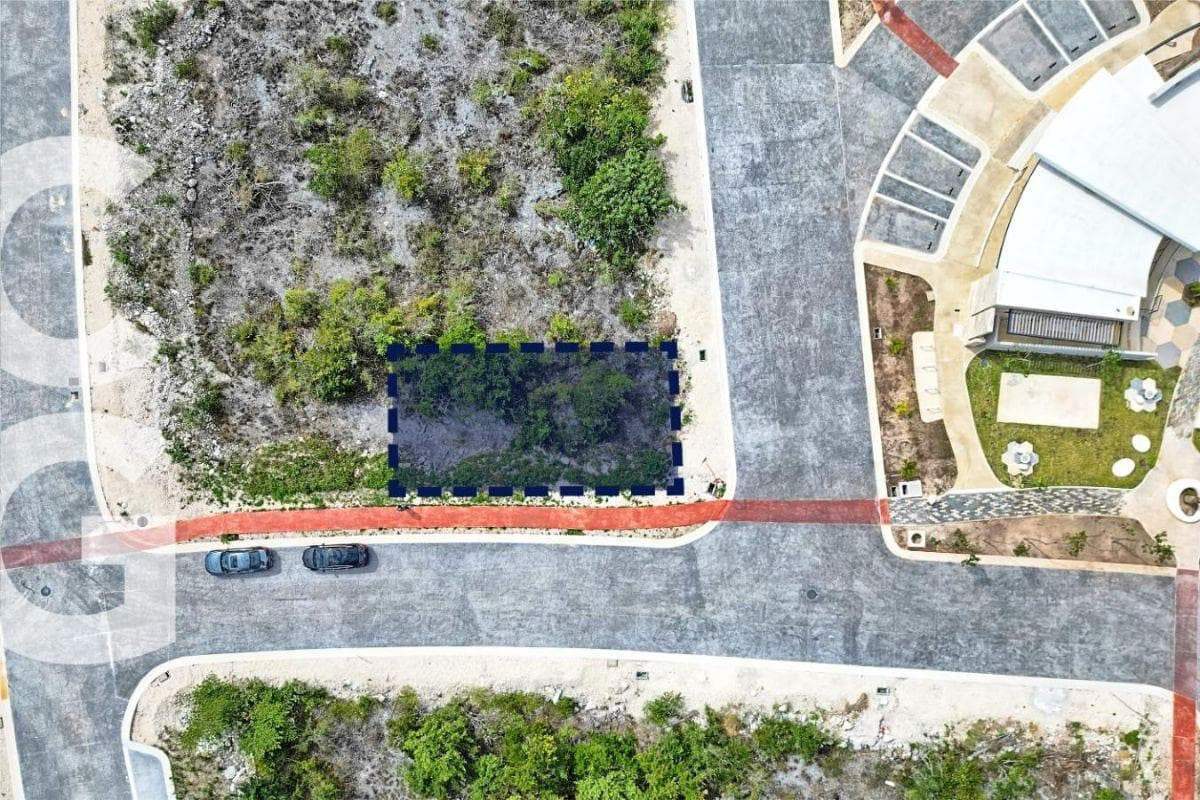 Land for Sale in Cancún in the Lausana Residential Complex, Across from the Clubhouse on a Corner Lot, 226.83 M2