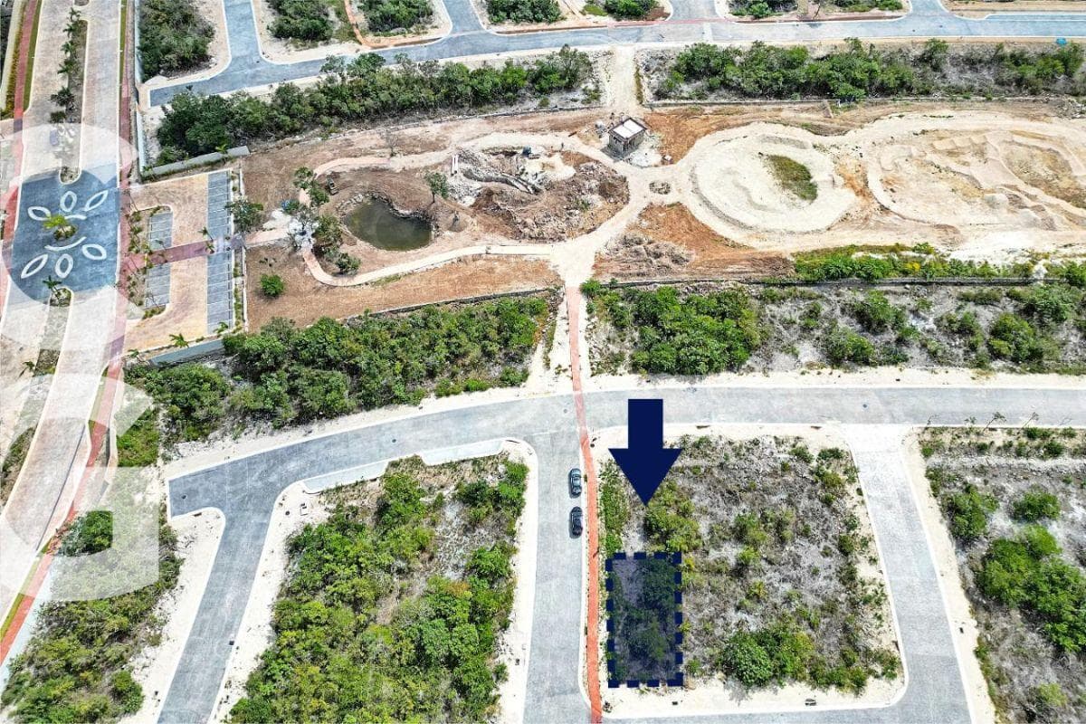 Land for Sale in Cancún in the Lausana Residential Complex, Across from the Clubhouse on a Corner Lot, 226.83 M2