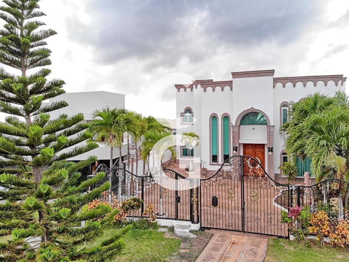 House for Sale in Cancún in the Lagos del Sol Residential Community, Right on the Lake