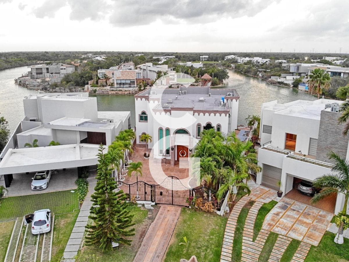 House for Sale in Cancún in the Lagos del Sol Residential Community, Right on the Lake