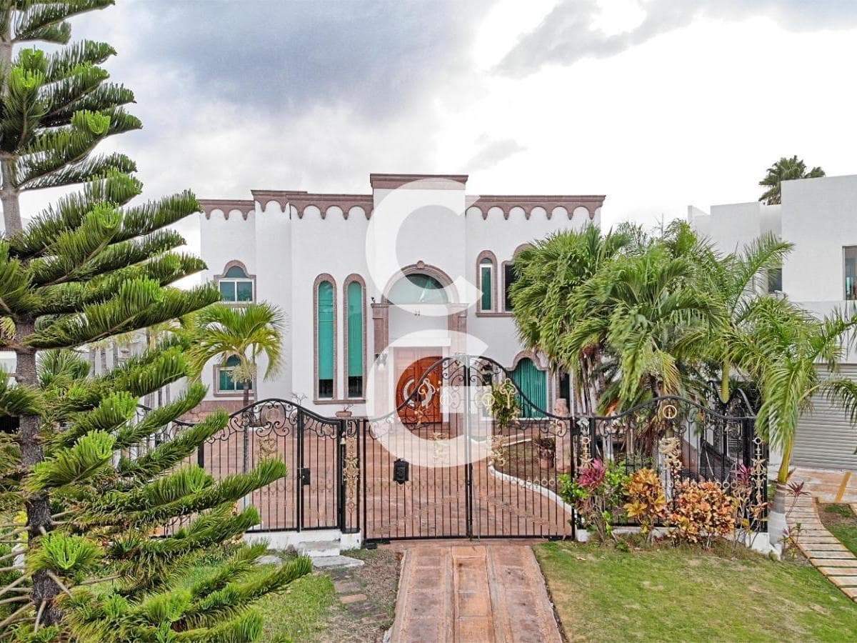 House for Sale in Cancún in the Lagos del Sol Residential Community, Right on the Lake