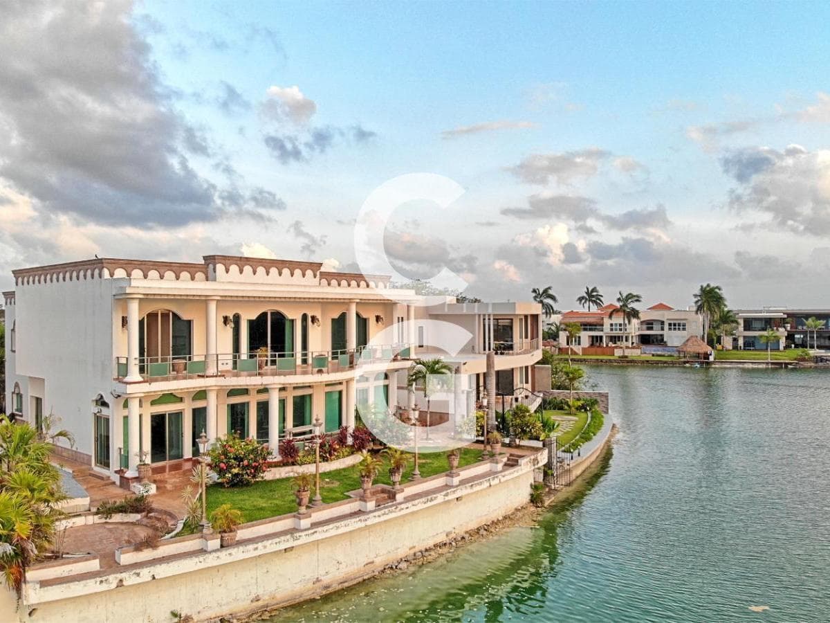 House for Sale in Cancún in the Lagos del Sol Residential Community, Right on the Lake