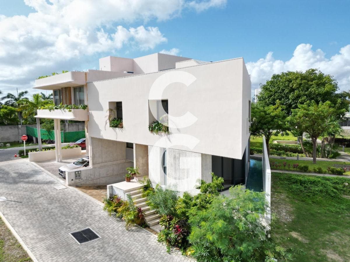 House for Sale in Cancún in Laguna Puerto Cancún with a Pool and Rooftop