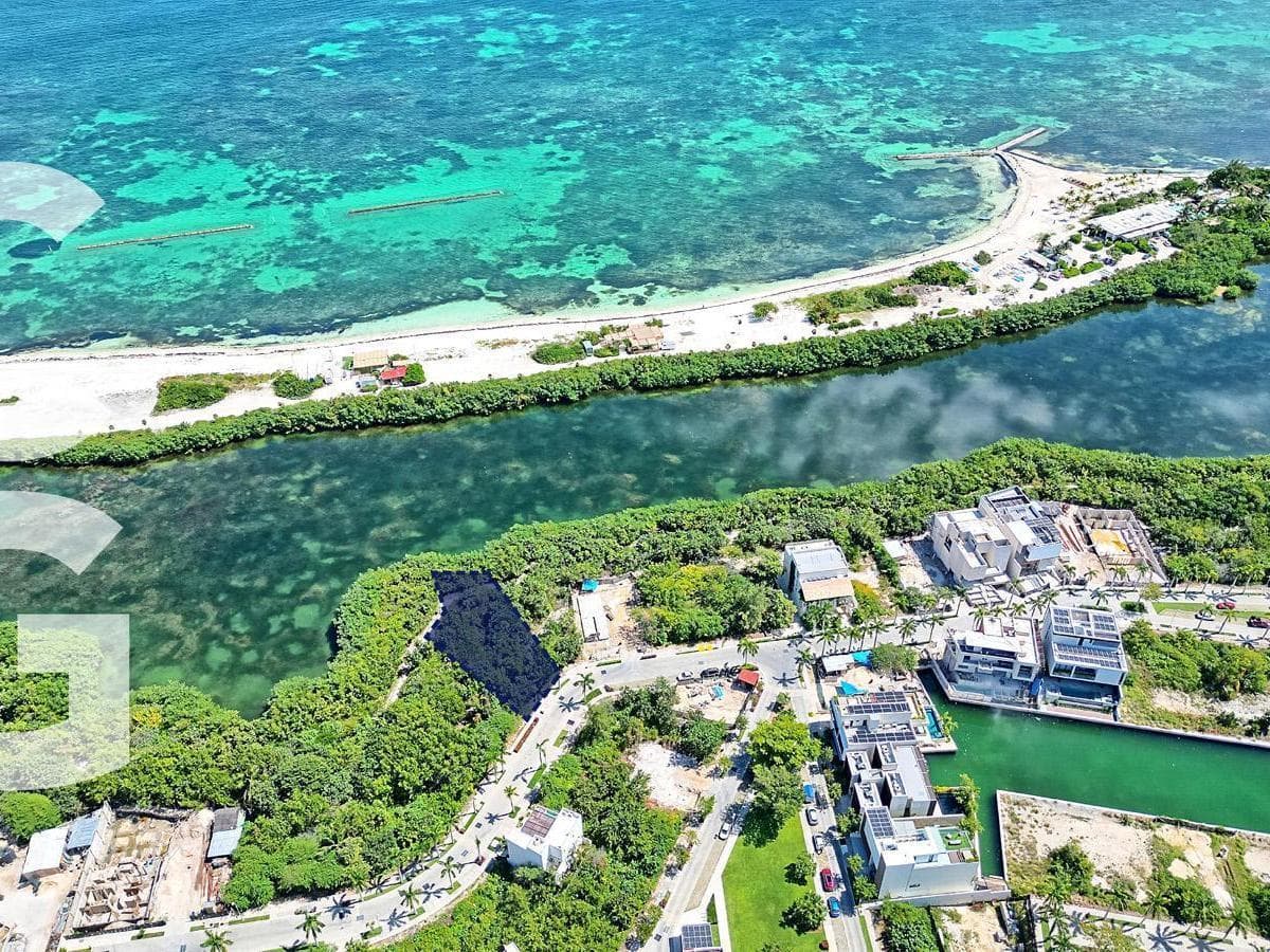 Land for Sale in Cancun in Laguna II Puerto Cancun with Excellent Amenities