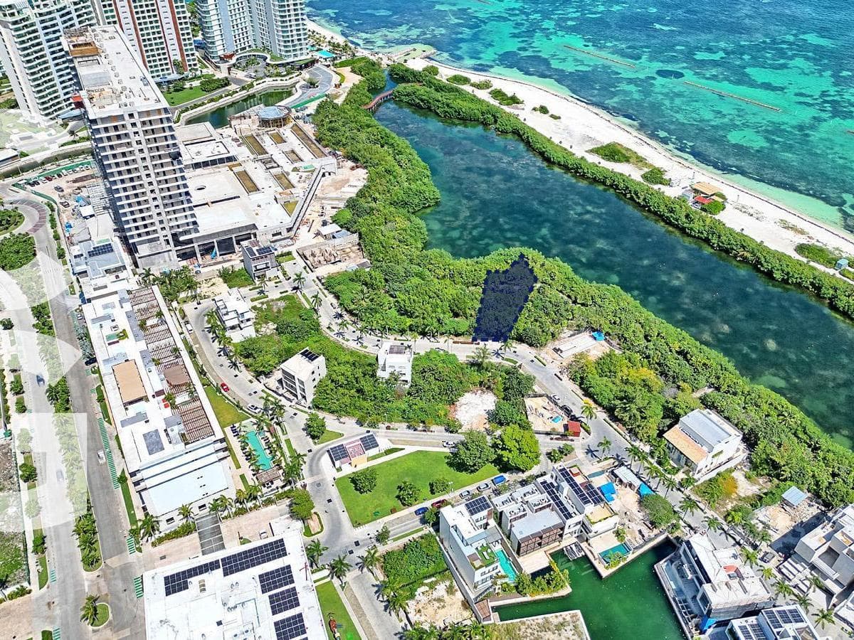 Land for Sale in Cancun in Laguna II Puerto Cancun with Excellent Amenities
