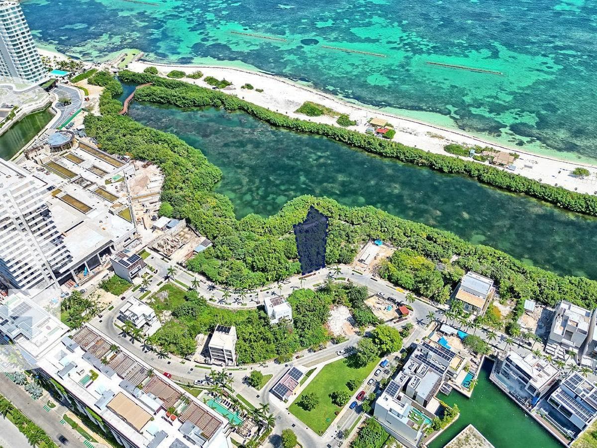 Land for Sale in Cancun in Laguna II Puerto Cancun with Excellent Amenities