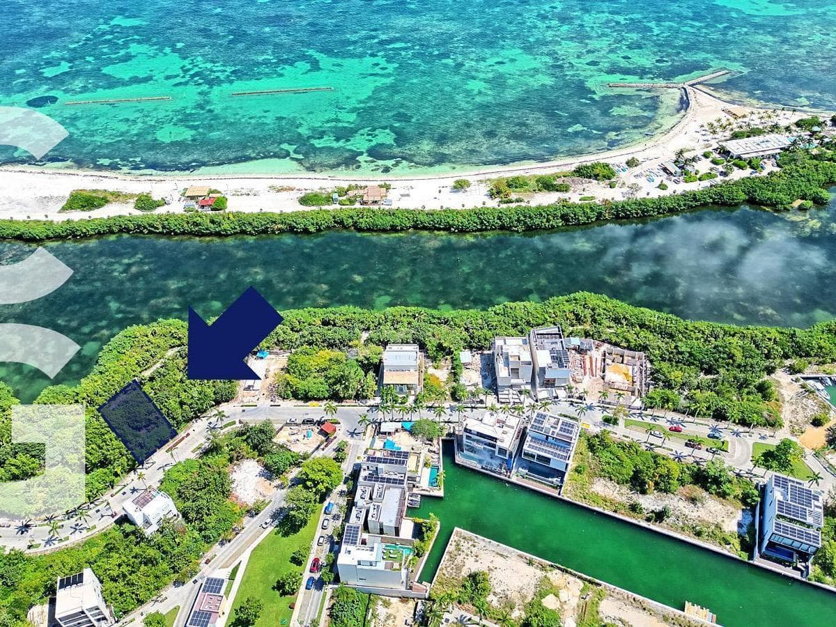 Land for Sale in Cancun in Laguna II Puerto Cancun with Excellent Amenities