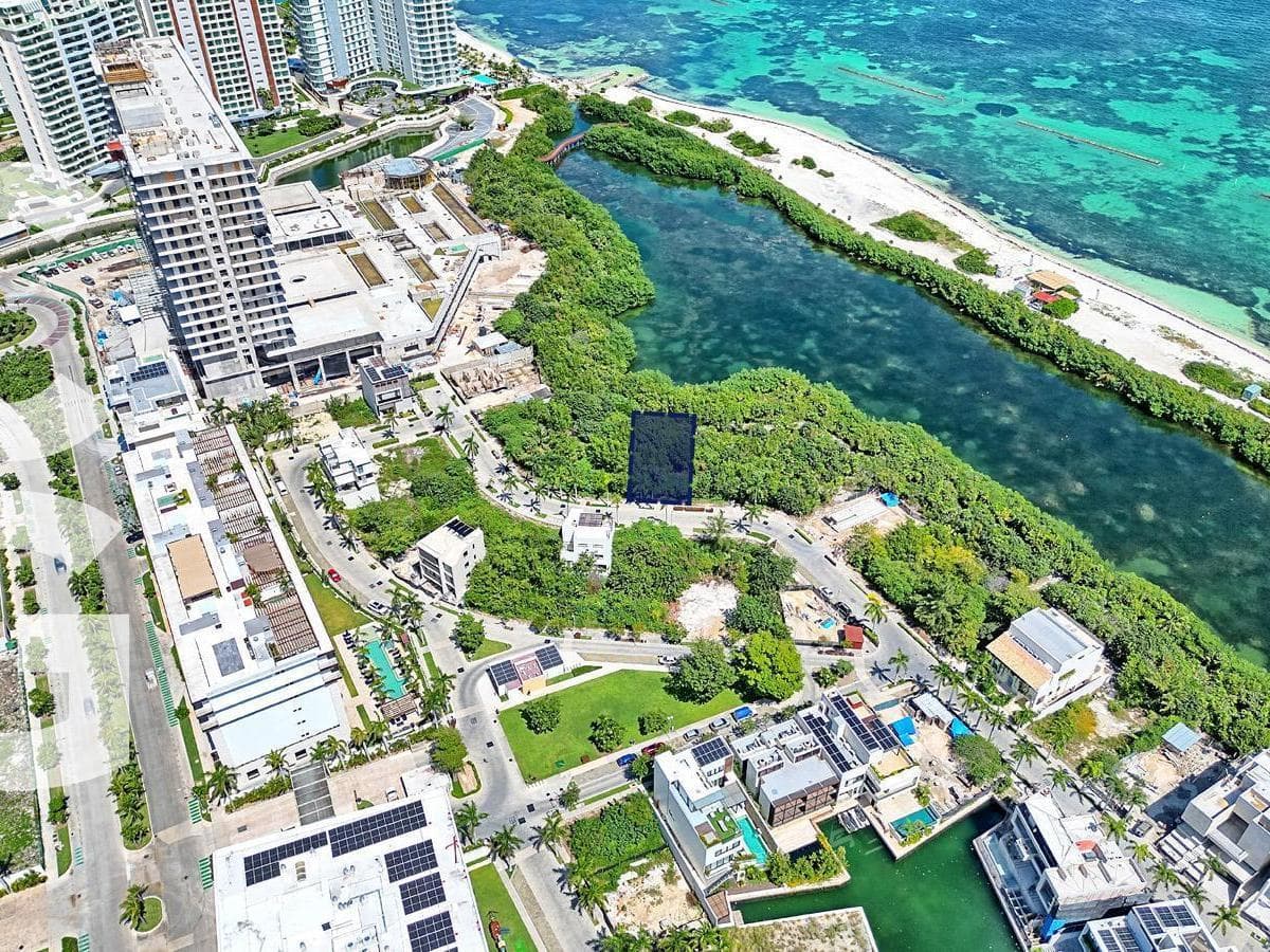 Land for Sale in Cancun in Laguna II Puerto Cancun with Excellent Amenities