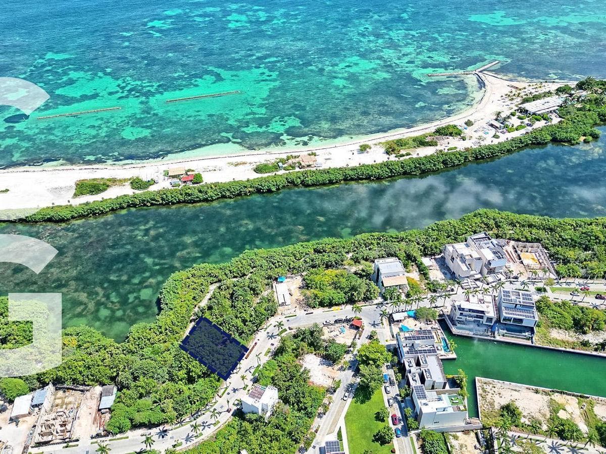 Land for Sale in Cancun in Laguna II Puerto Cancun with Excellent Amenities