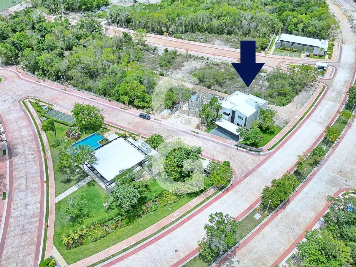 House for Sale and Rent in Cancún in the Lagos del Sol Residential Complex with a Pool and Garden
