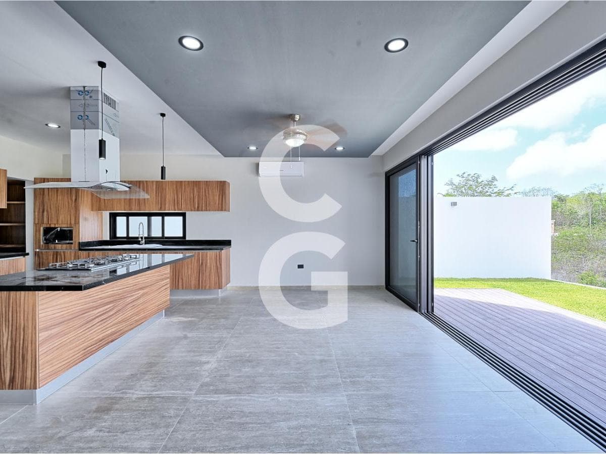 House for Sale and Rent in Cancún in the Lagos del Sol Residential Complex with a Pool and Garden