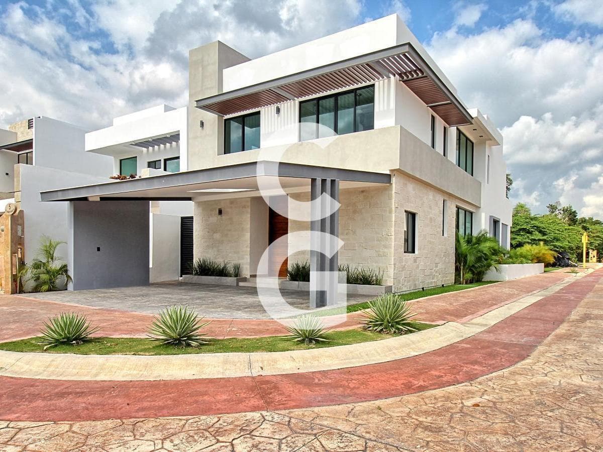 House for Sale and Rent in Cancún in the Lagos del Sol Residential Complex with a Pool and Spacious Terrace