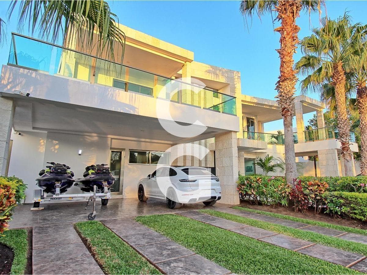 House for Sale in Cancún's Lagos Del Sol Residential Complex with a Jacuzzi and Solar Panels