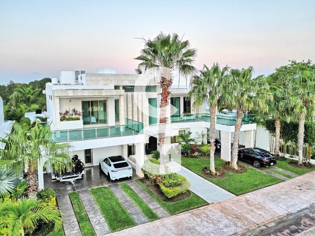 House for Sale in Cancún's Lagos Del Sol Residential Complex with a Jacuzzi and Solar Panels
