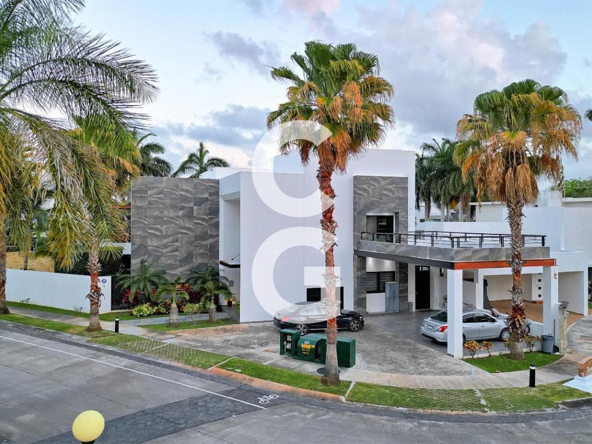House for Sale in Cancun in the Villa Magna Residential Complex with a Pool and Garden