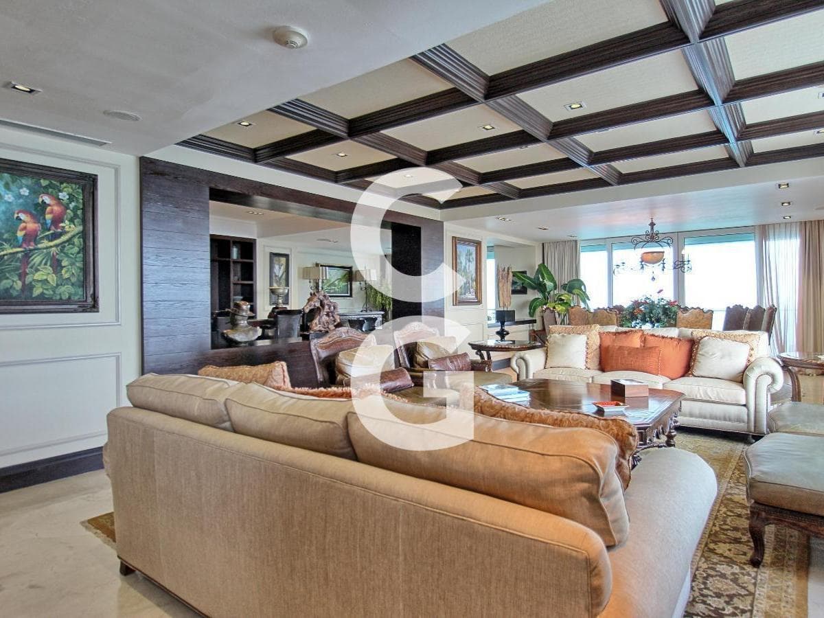 6-Bedroom Apartment with a Jacuzzi for Sale in Cancún's Emerald Complex