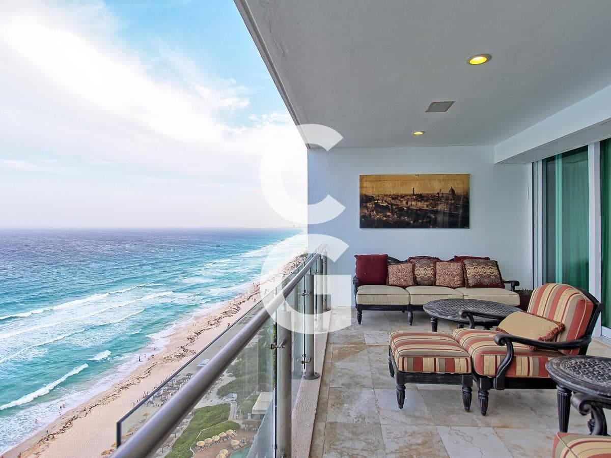 6-Bedroom Apartment with a Jacuzzi for Sale in Cancún's Emerald Complex