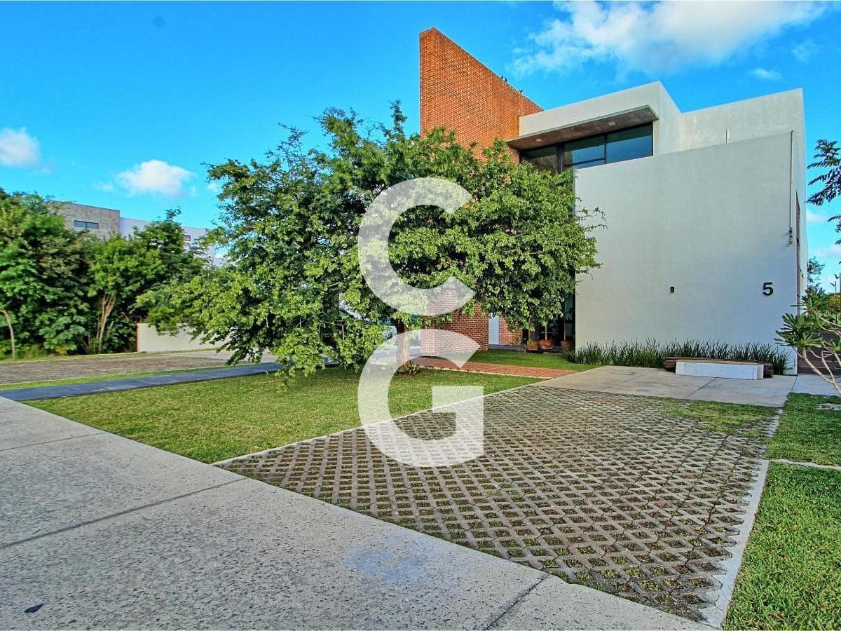 House for Sale in Cancun in the Country Club Residential Community on the Lakefront