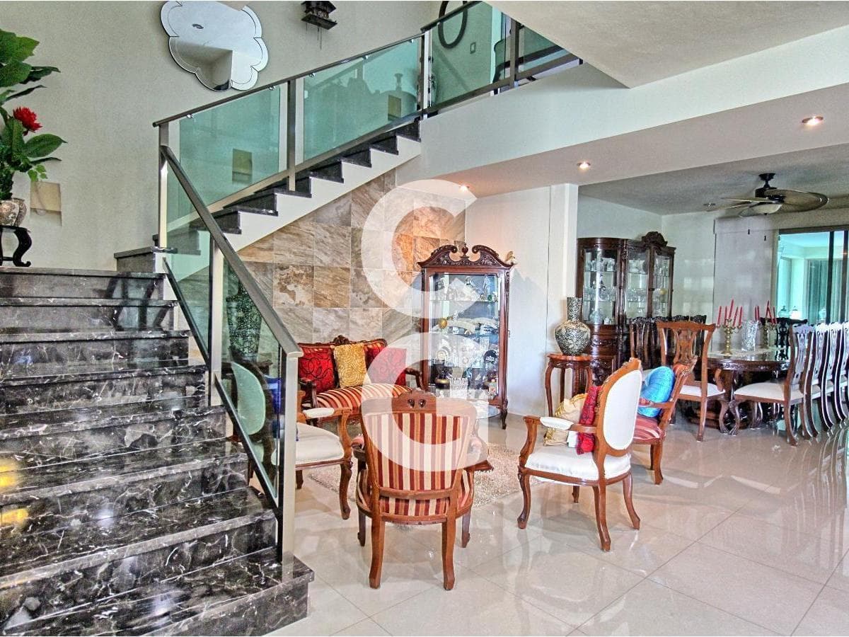 House for Sale in Cancun in the Villa Magna Residential Complex with a Pool and Garden