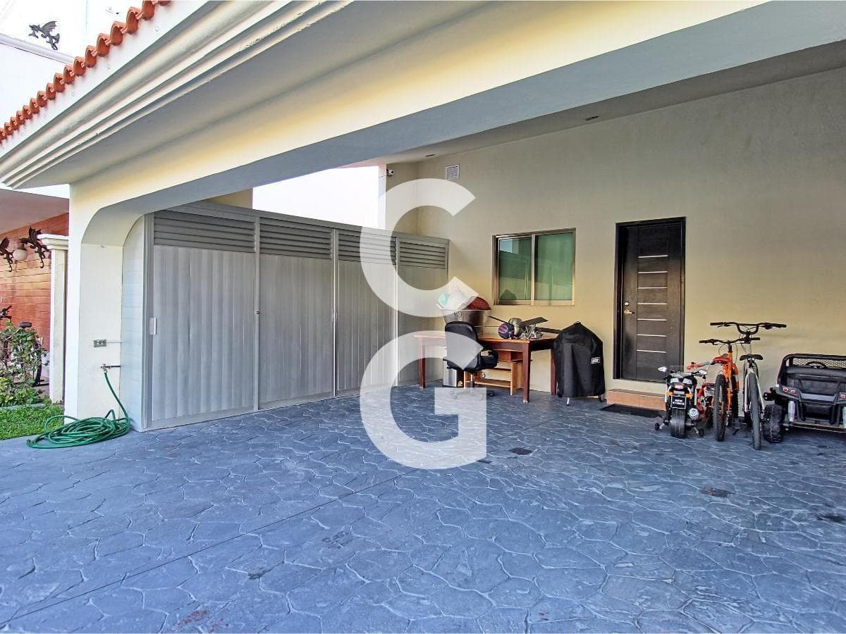 House for Sale in Cancun in the Villa Magna Residential Complex with a Pool and Garden