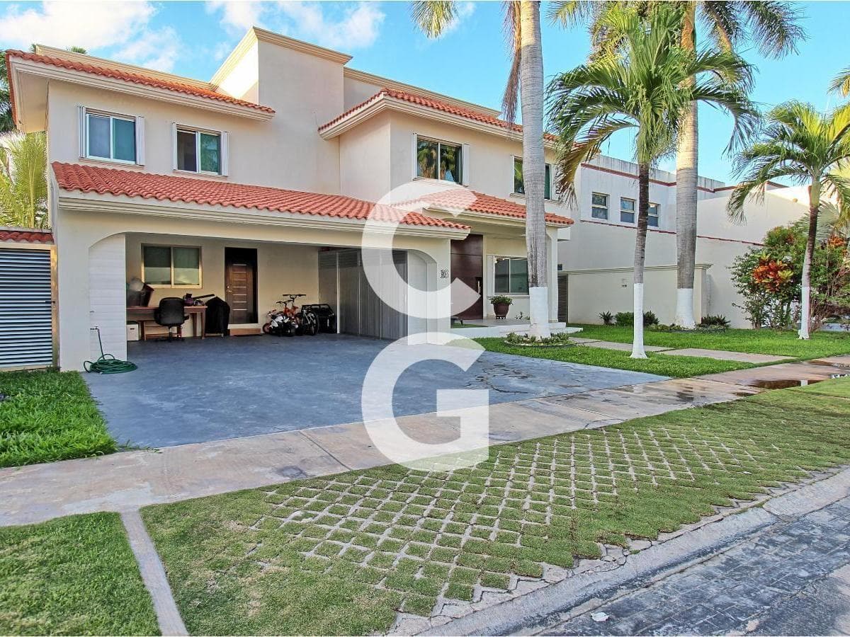 House for Sale in Cancun in the Villa Magna Residential Complex with a Pool and Garden