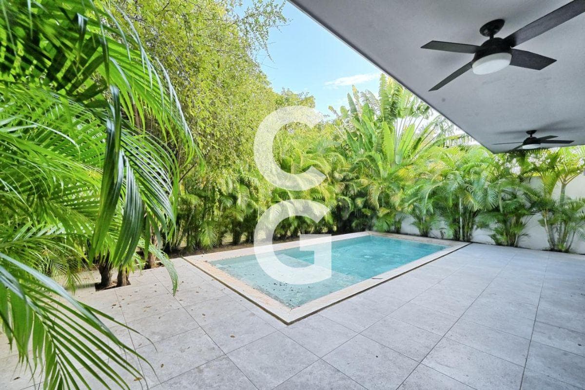 House for sale in Cancún in the Lagos del Sol residential community, featuring a large pool and garden