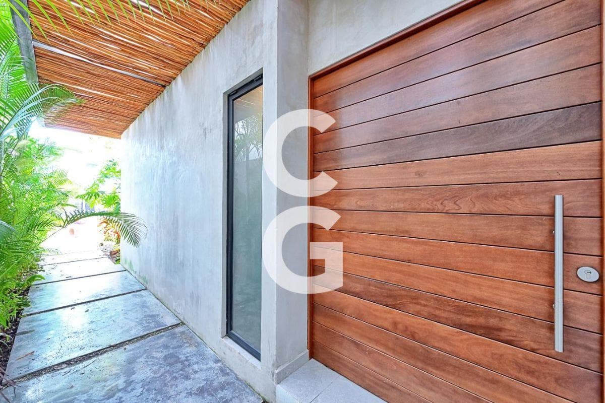 House for sale in Cancún in the Lagos del Sol residential community, featuring a large pool and garden