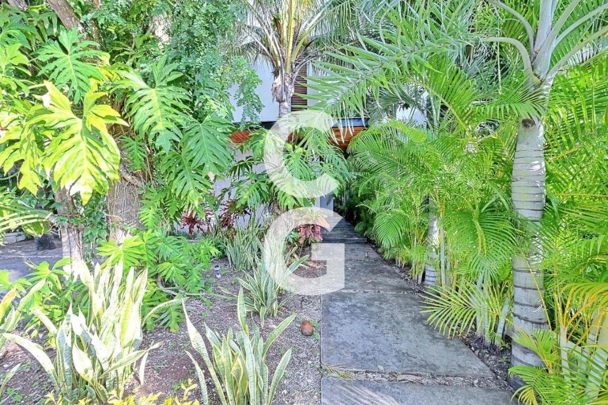 House for sale in Cancún in the Lagos del Sol residential community, featuring a large pool and garden