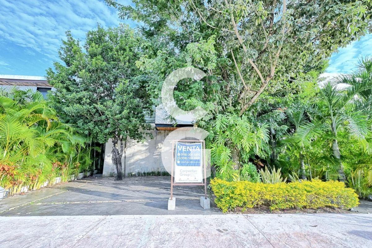 House for sale in Cancún in the Lagos del Sol residential community, featuring a large pool and garden