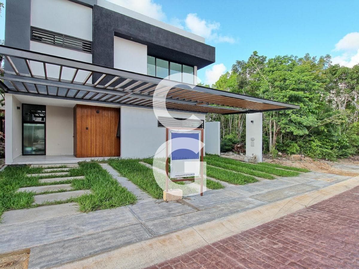 House for Sale in Cancún in the Vía Cumbres Residential Complex with a Pool and Terrace