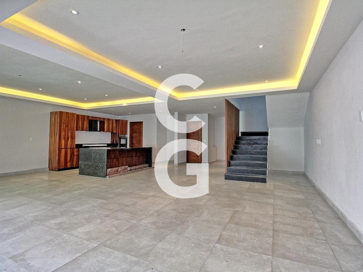 House for Sale in Cancún in the Vía Cumbres Residential Complex with a Pool and Terrace