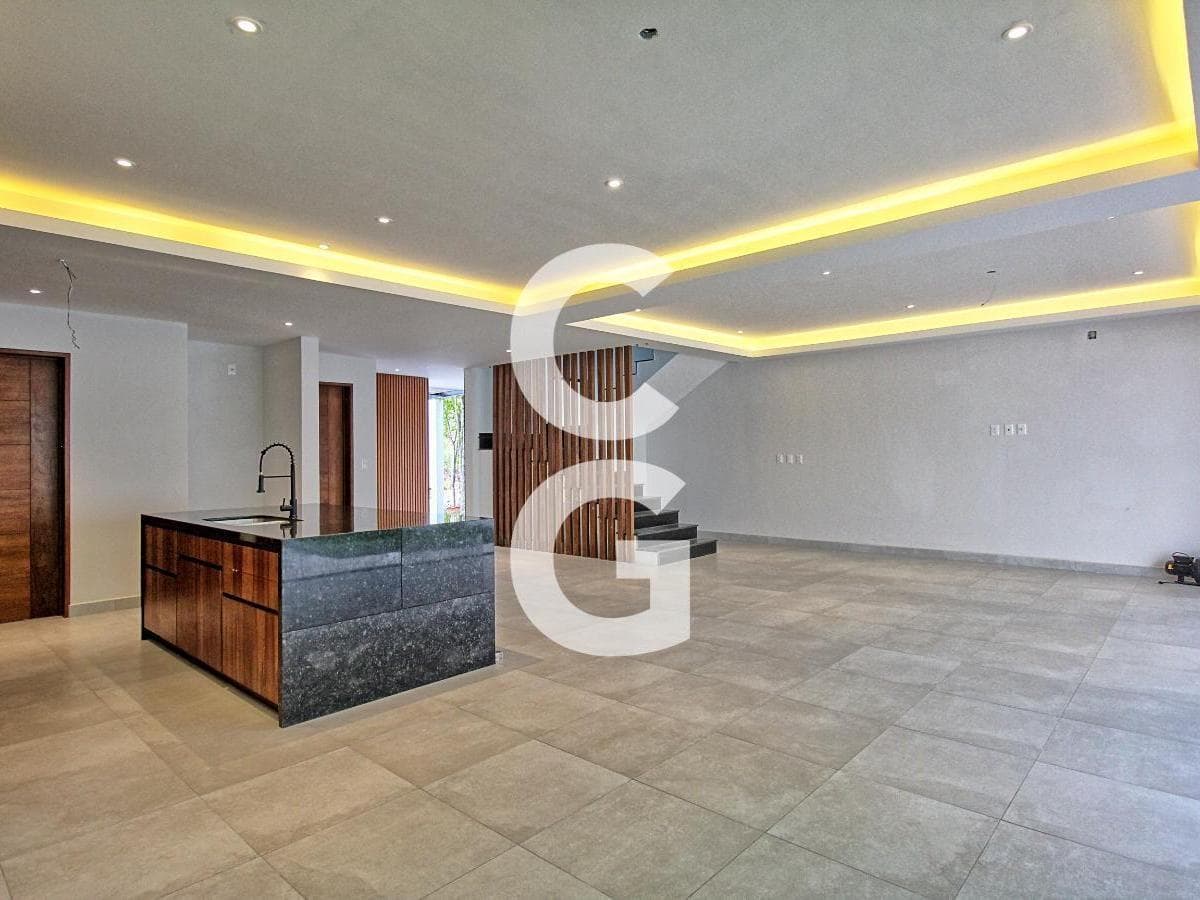 House for Sale in Cancún in the Vía Cumbres Residential Complex with a Pool and Terrace