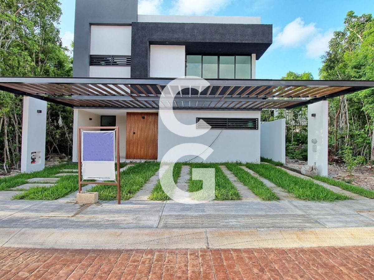 House for Sale in Cancún in the Vía Cumbres Residential Complex with a Pool and Terrace