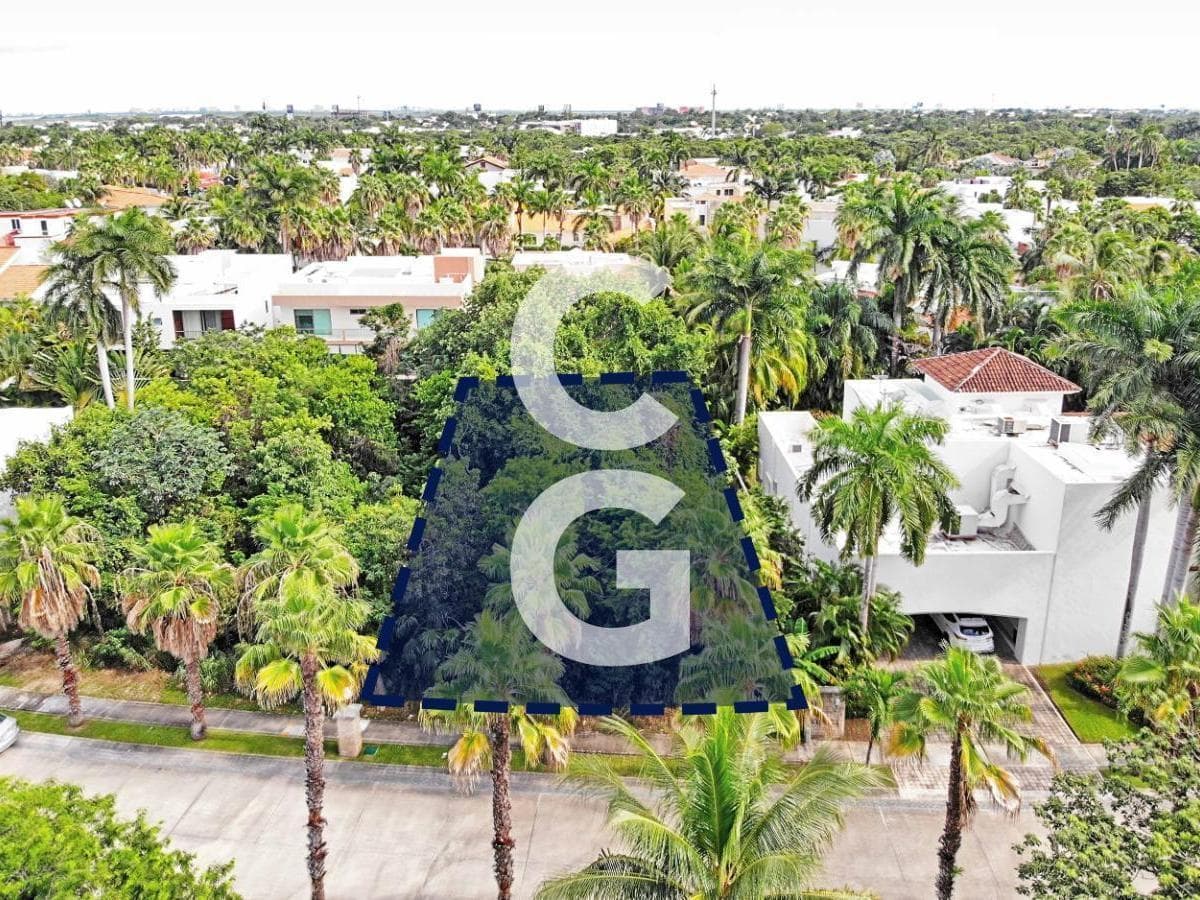 Land for Sale in Cancún in the Villa Magna Residential Complex, Across from a Green Space