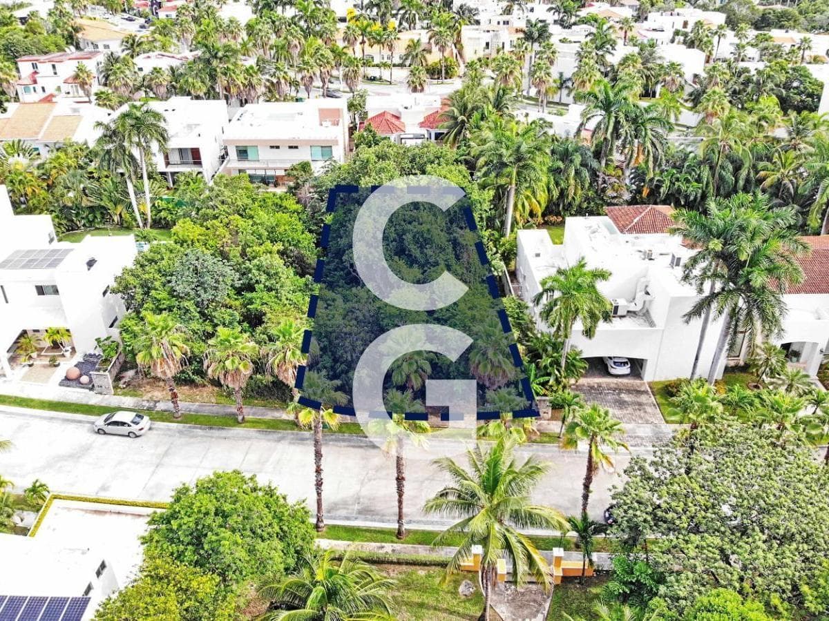 Land for Sale in Cancún in the Villa Magna Residential Complex, Across from a Green Space
