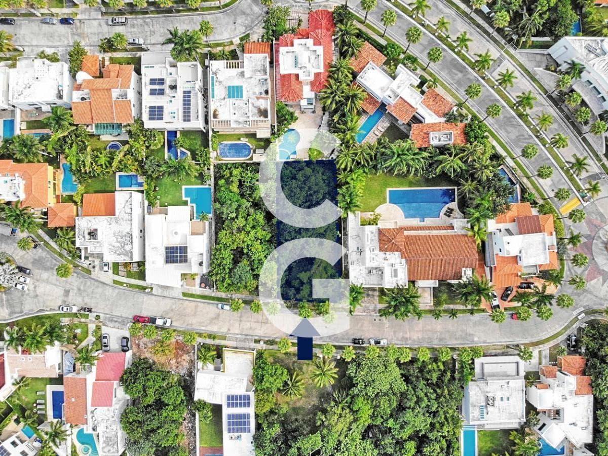 Land for Sale in Cancún in the Villa Magna Residential Complex, Across from a Green Space