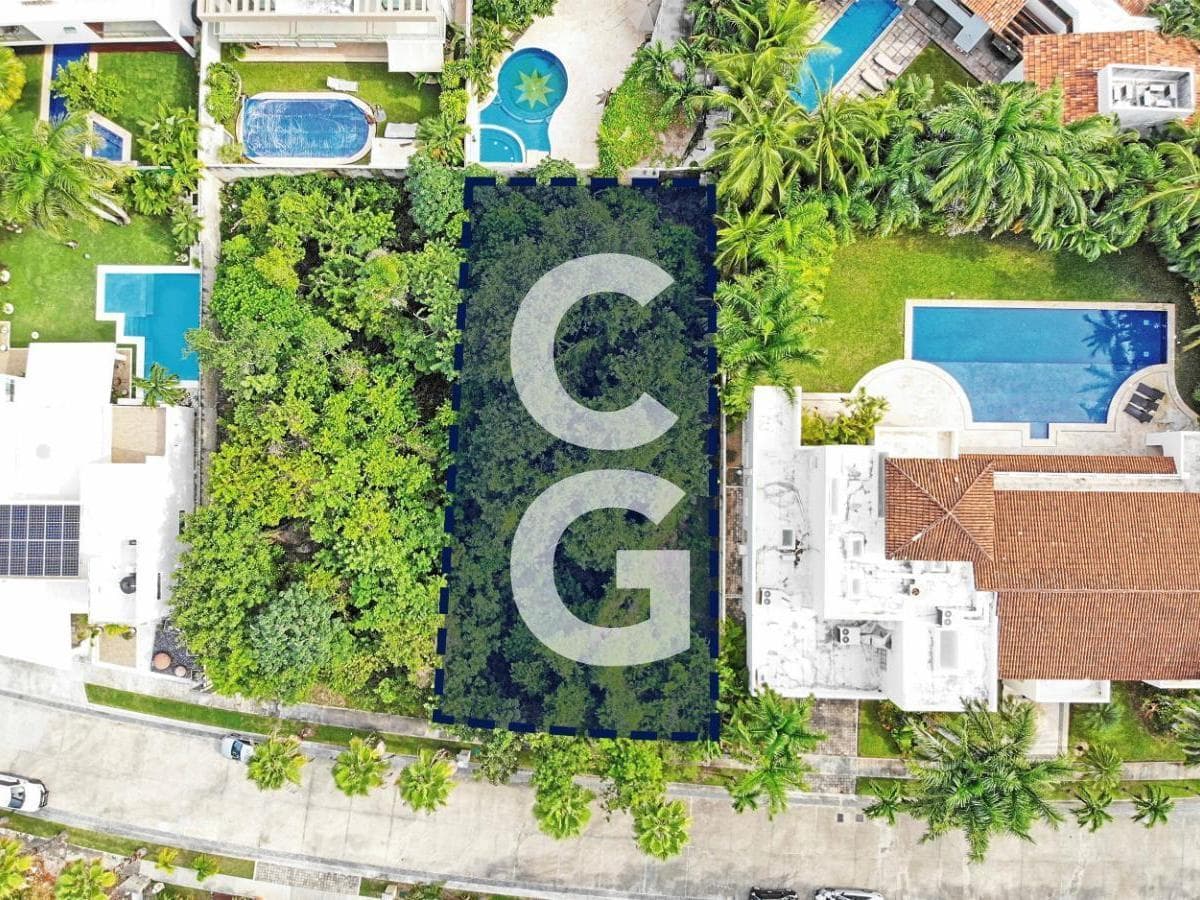 Land for Sale in Cancún in the Villa Magna Residential Complex, Across from a Green Space