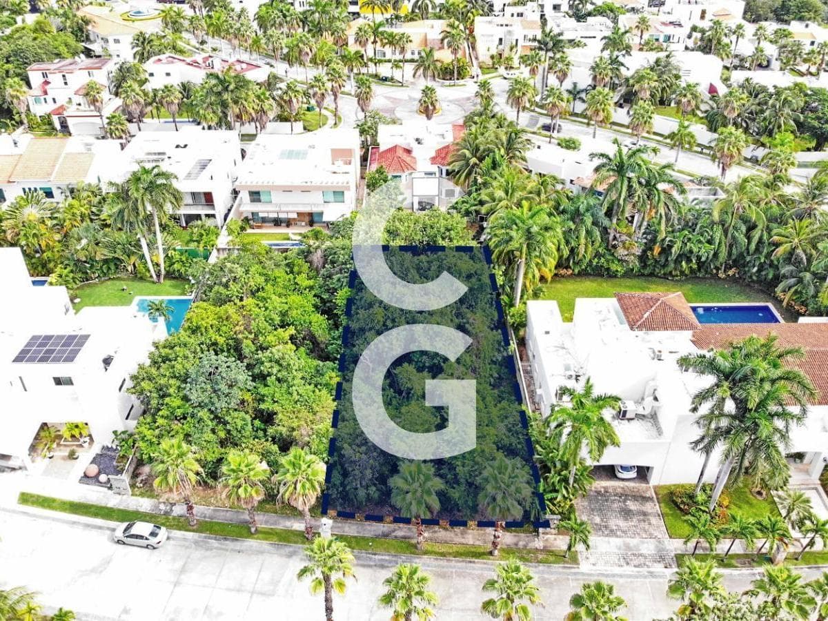 Land for Sale in Cancún in the Villa Magna Residential Complex, Across from a Green Space