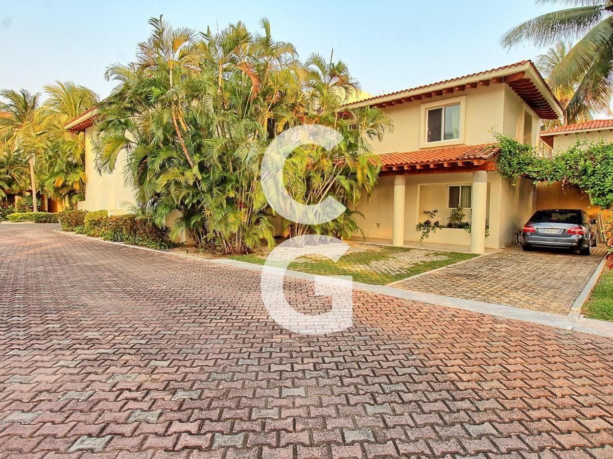 House for Sale in Cancun in the Isla Dorada Residential Complex with a Private Garden