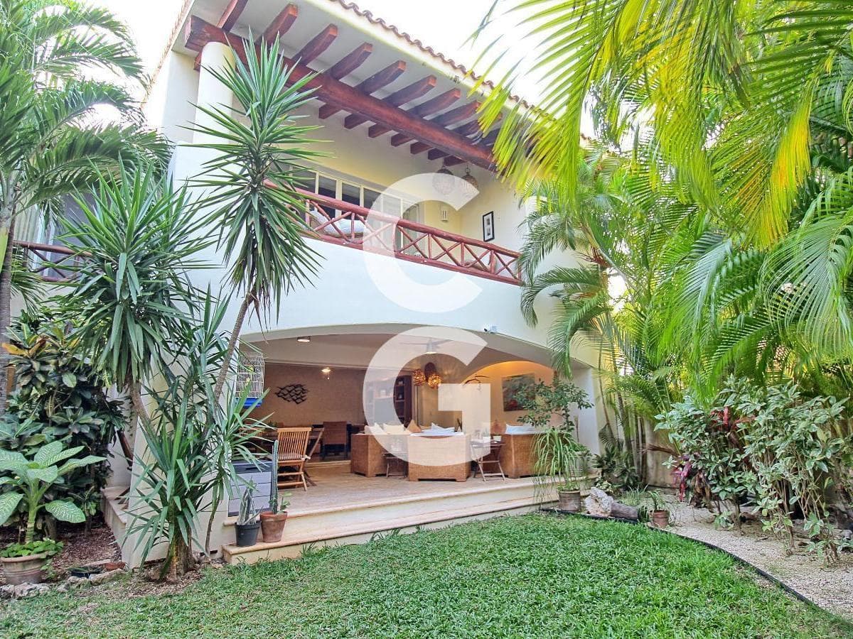 House for Sale in Cancun in the Isla Dorada Residential Complex with a Private Garden