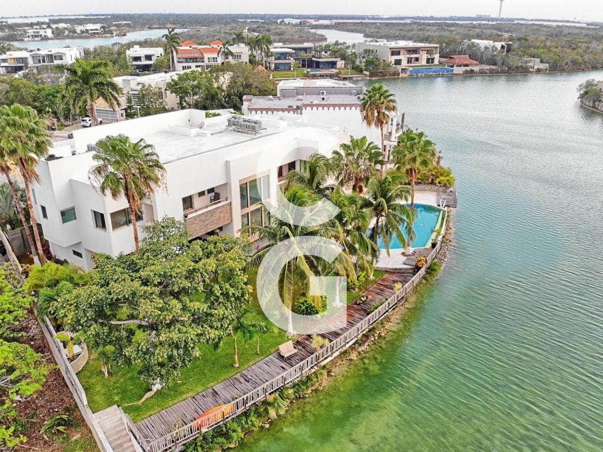 House for Sale in Cancun in the Lagos del Sol Residential Community, Lakefront, with 6 Bedrooms