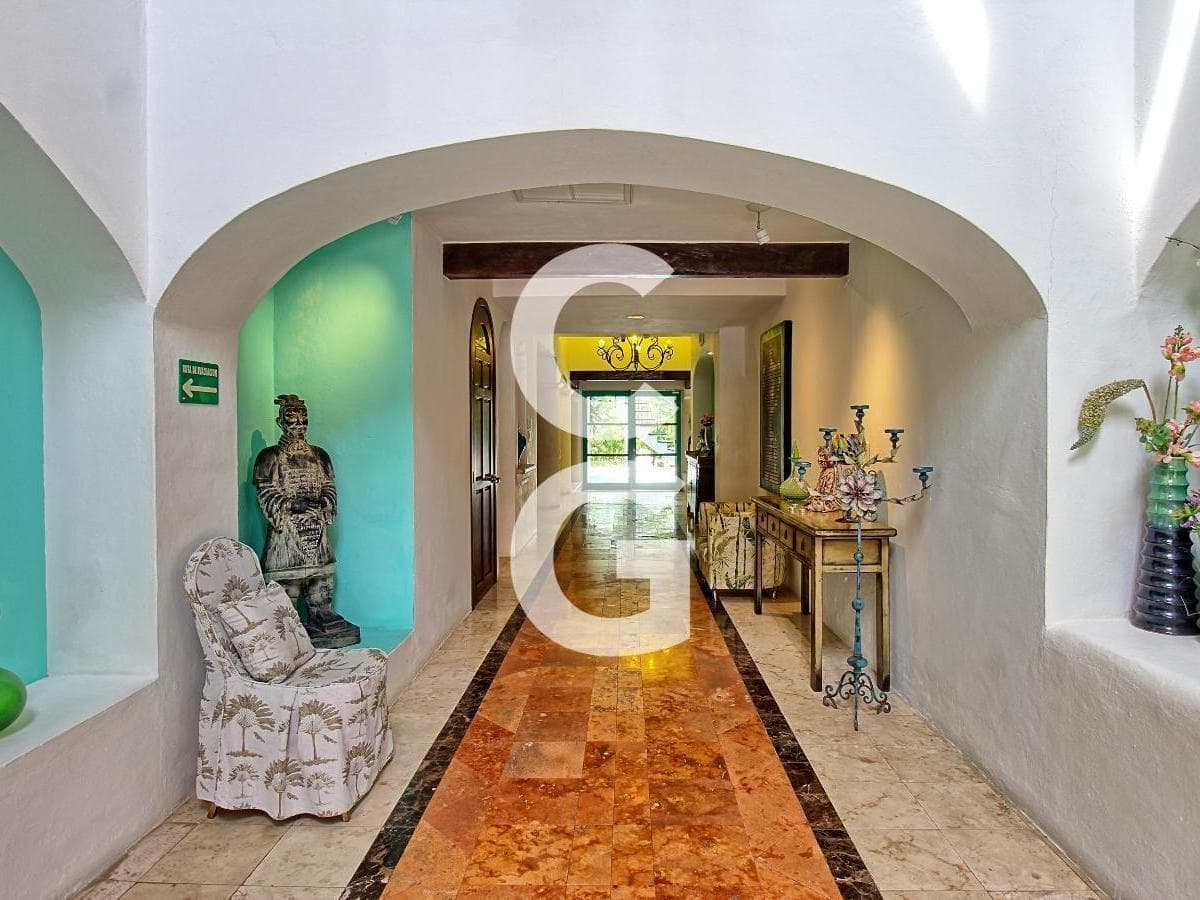 House for Sale in Cancún's Hotel Zone with 6 Bedrooms and a Pool