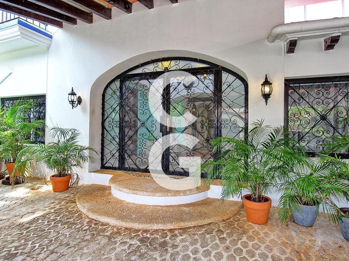 House for Sale in Cancún's Hotel Zone with 6 Bedrooms and a Pool